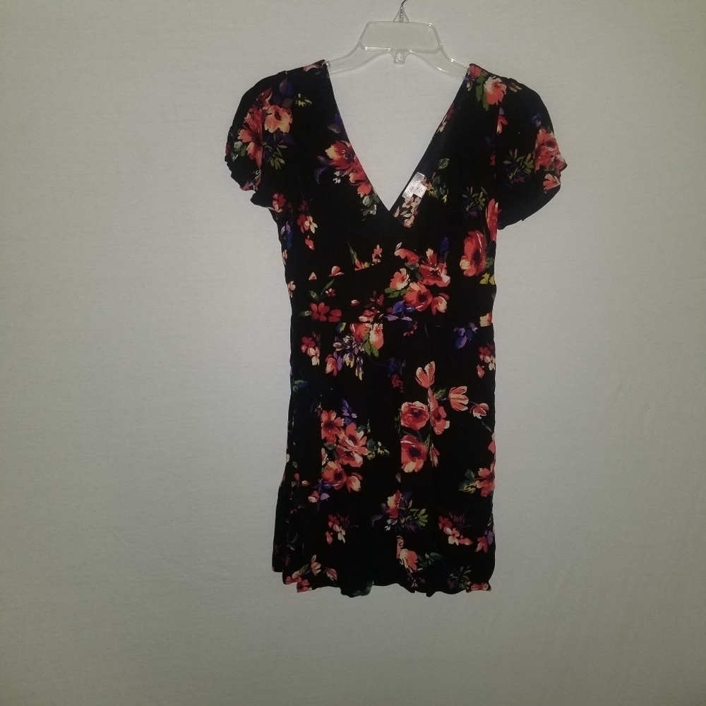 Xhilaration V neck flower print tunic